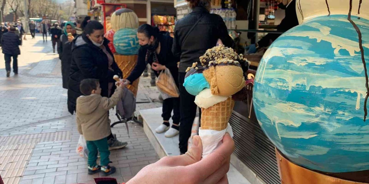Güneş Yüzünü Gösterdi, Dondurma Tezgahları Açıldı