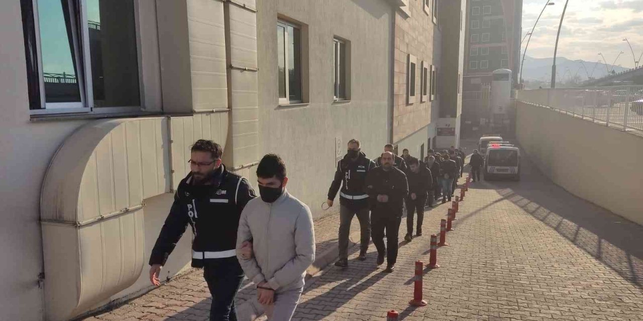 Kaçak Tütün Operasyonunda Gözaltına Alınan 15 Kişi Sağlık Kontrolünden Geçirildi