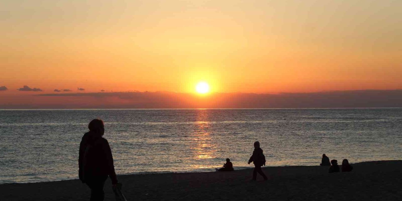 Dünyaca Ünlü Damlataş Plajı’nda Gün Batımını Onlarca Kişi İzledi