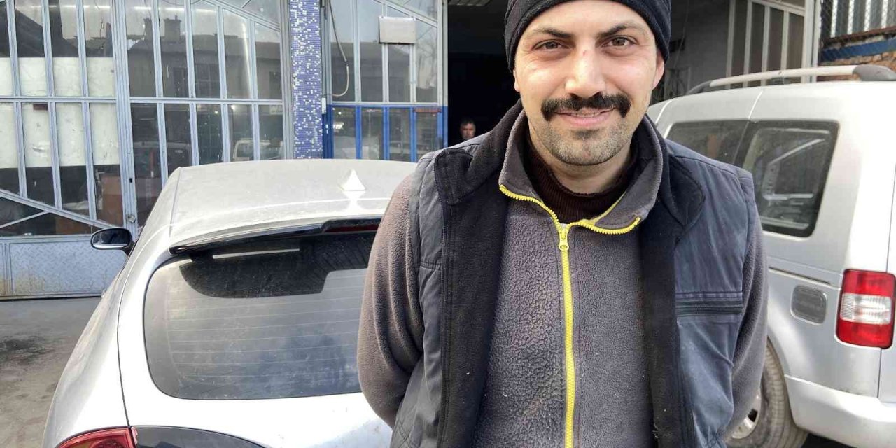 Aracının Ön Konsol Kısmına Kaçan Yılanına Kavuştu, Verdiği Tepkiyle Gülümsetti