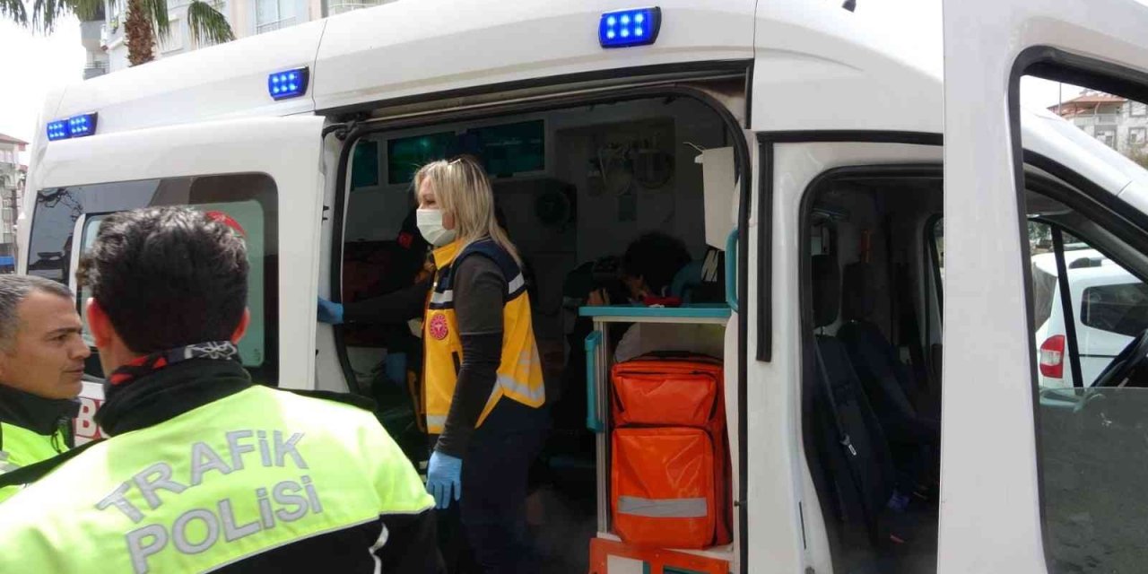 Kontrolden Çıkan Ticari Araç Refüjdeki Palmiyeye Çarptı: 3 Yaralı