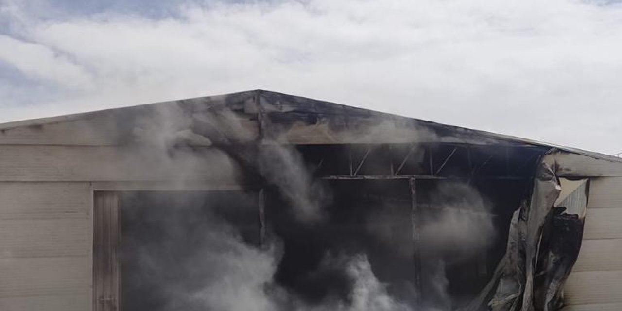 Kaynak Kıvılcımından Çıkan Yangında Fabrika Kül Oldu