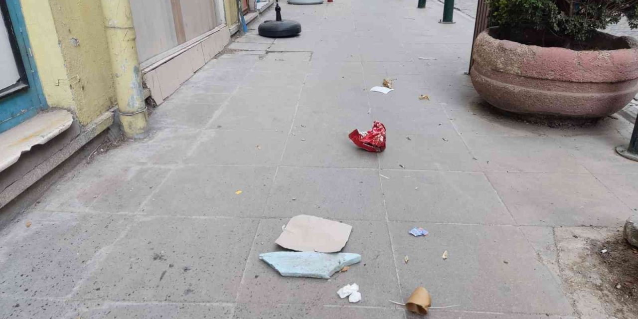 Şiddetli Rüzgar Çöpleri Sokaklara Saçtı