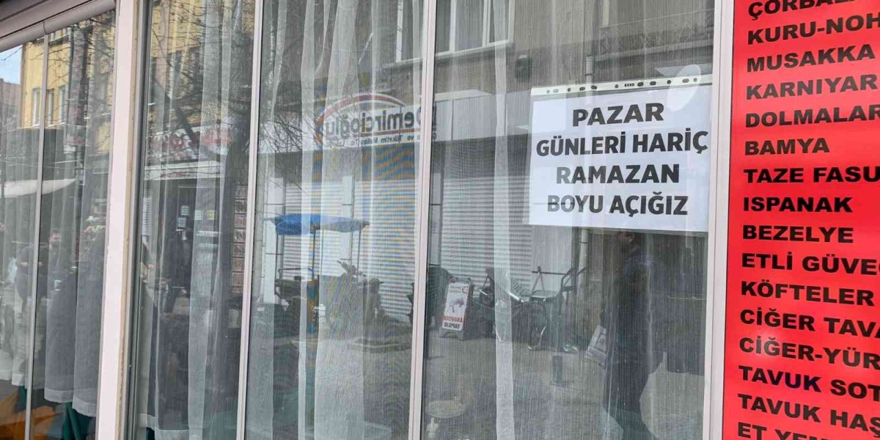 Perdeyle Lokantanın Camlarını Kapatarak Ramazan Önlemi Aldılar