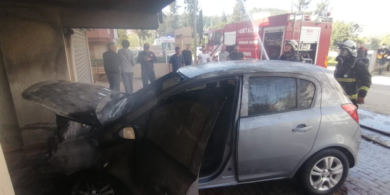 Bina Altında Kapalı Garajda Park Halindeyken Yanan Araç Paniğe Sebep Oldu