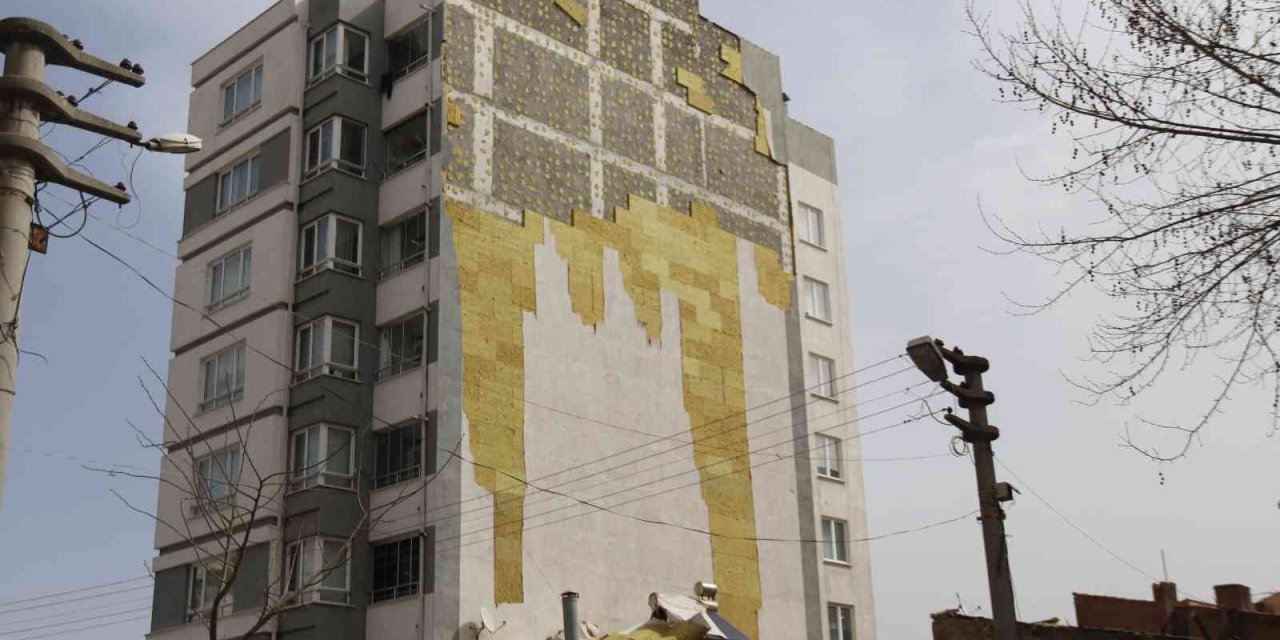 Şiddetli Rüzgar 7 Katlı Binanın Yalıtımını Yerinden Söktü