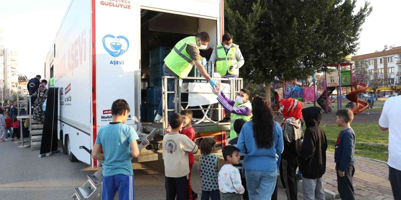 ‘iftarda Mahallenizdeyiz’ Sloganıyla  Sıcak Yemek Dağıtımı