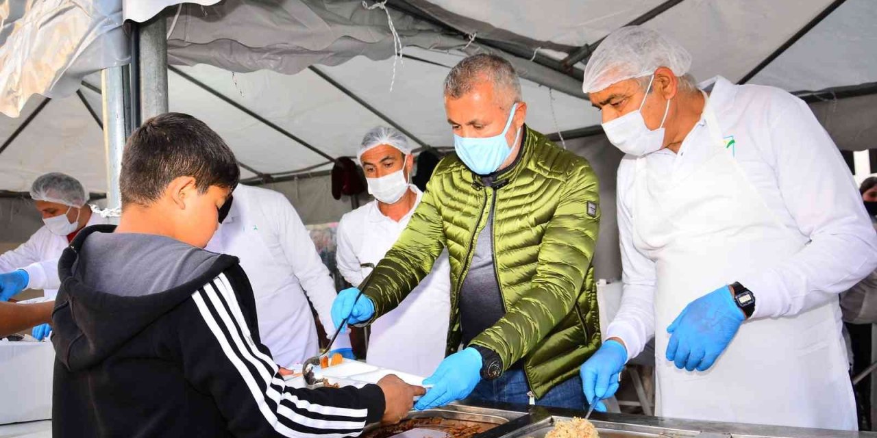 Manavgat’ta 5 Bin Kişi Aynı Anda İftar Açtı