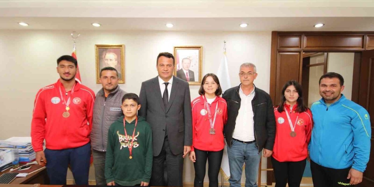 Derece Alan Kaşlı Güreşçiler Başkan Ulutaş İle Bir Araya Geldi