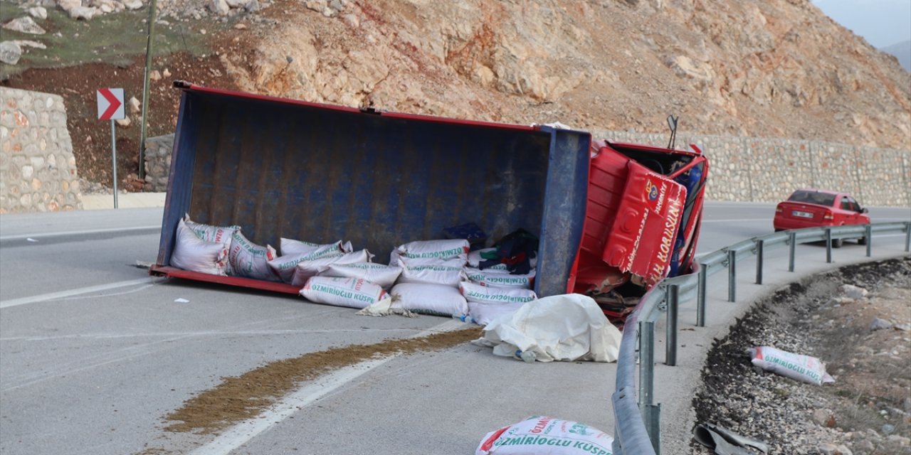 Karaman'da Devrilen Yem Yüklü Kamyondaki 3 Kişi Yaralandı
