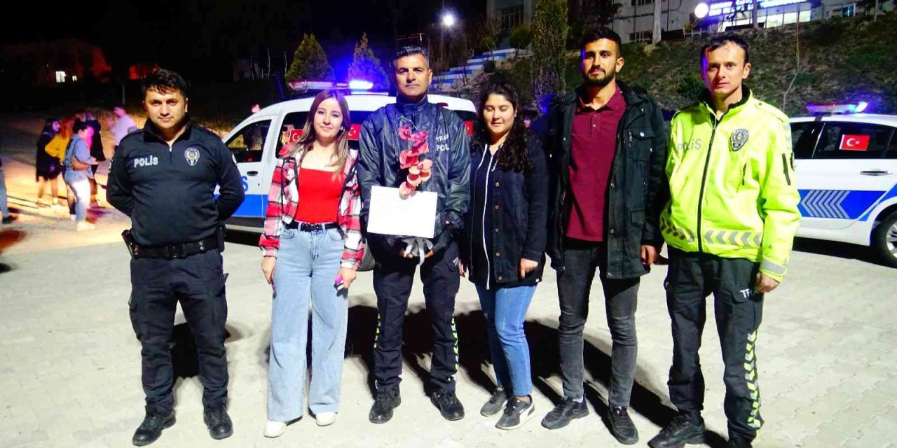 Karaman'da Öğrencilerinden Polislere Çiçekli Pastalı Sürpriz