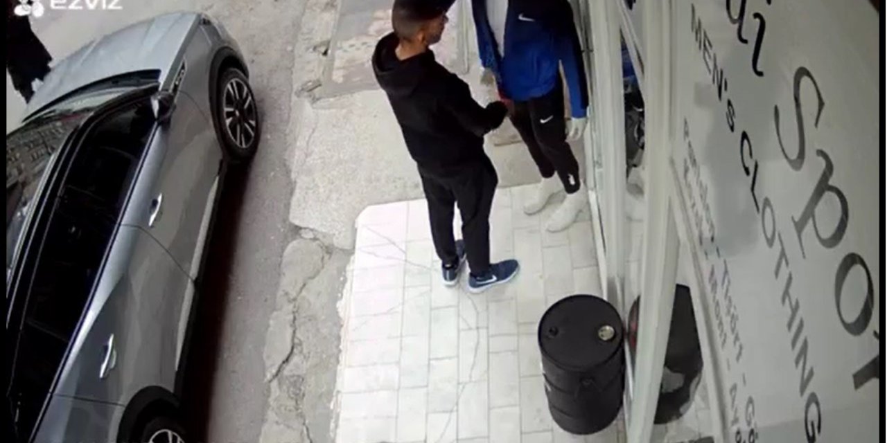 Mankenin Üstündeki Eşofmanı Çaldı, Selam Verip Kaçtı