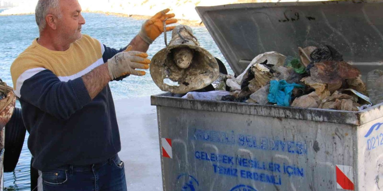 Akdeniz’de Balık Yerine Bir Avda 2 Konteyner Çöp Çıktı