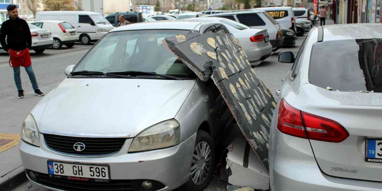 Kayseri'de Kopan Parçalar Araçlara Zarar Verdi