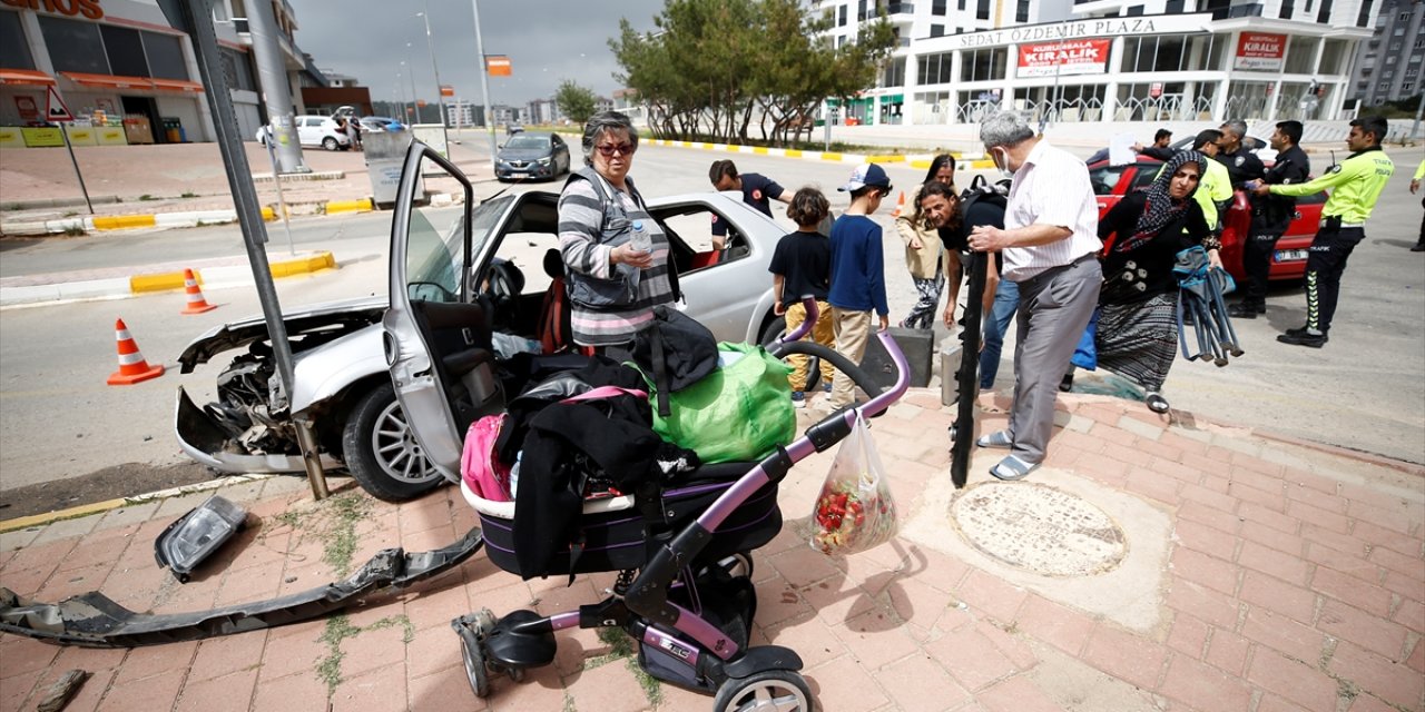 Antalya'da Çarpışan İki Otomobildeki 7 Kişi Yaralandı