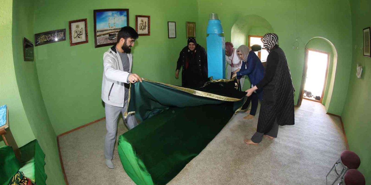 Seydişehir’deki Şeyh Memiş Efendi Türbesi Sandukasının Yeni Örtüsü Komek’ten