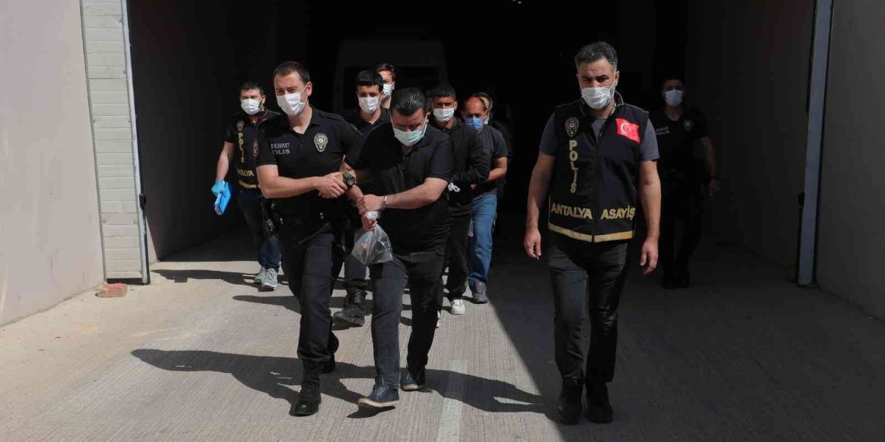 Antalya’da Eşzamanlı Operasyonda 51 Aranan Şahıs Yakalandı