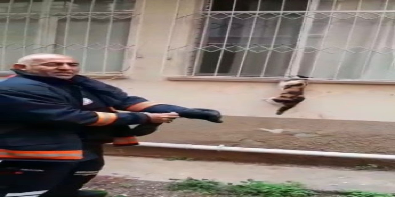 Pencere Korkuluğuna Sıkışan Kediyi İtfaiye Kurtardı