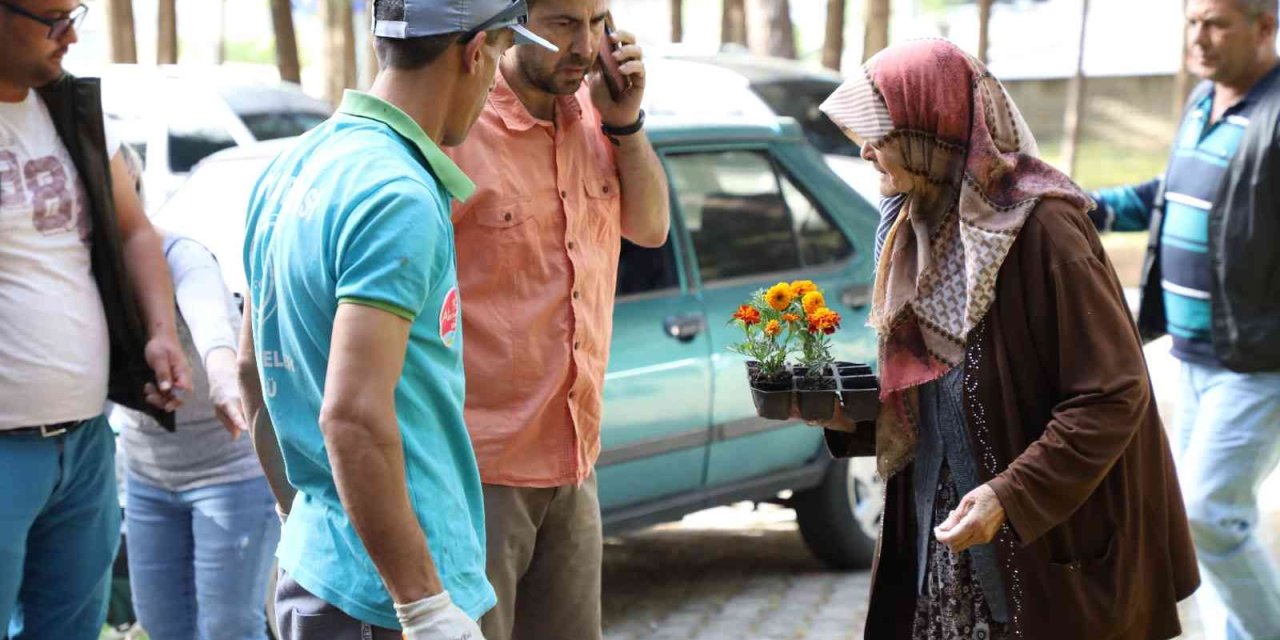 Alanya Belediyesi Bayramda 62 Bin Çiçek Dağıttı