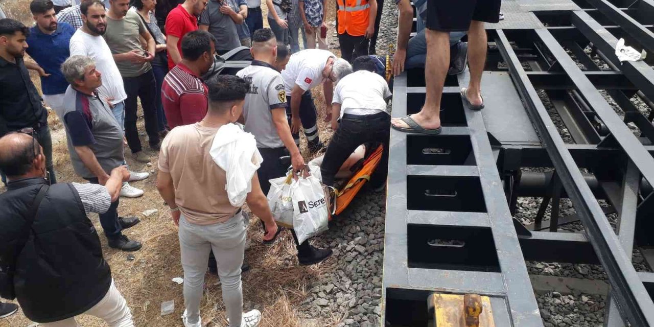 Raylardan Geçerken Trenin Çarptığı Genç Kız Hastanelik Oldu