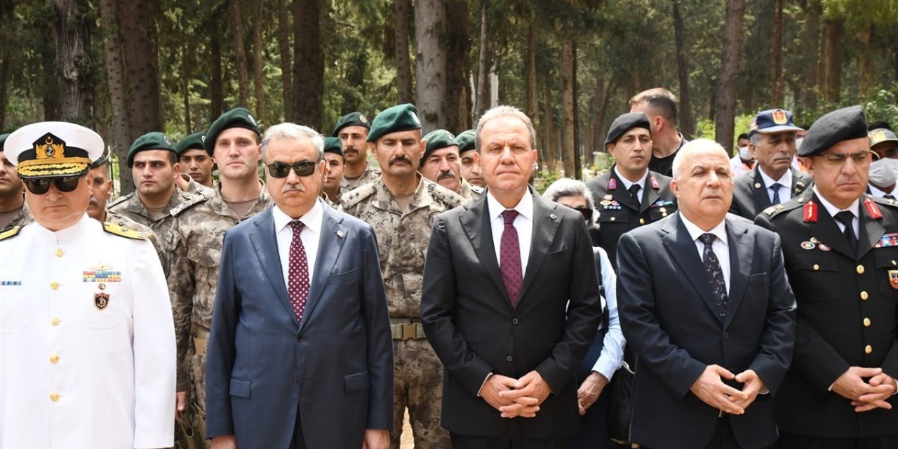 Şehitlikte Hüzünlü Bayramlaşma