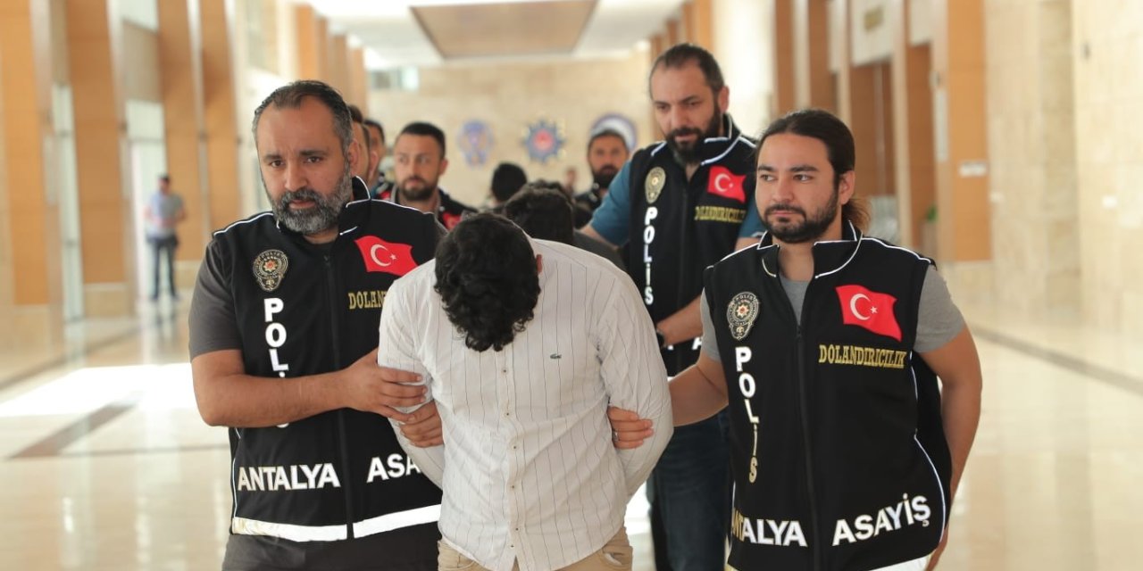 Kendilerini Savcı Olarak Tanıtan Dolandırıcılar Yakalandı