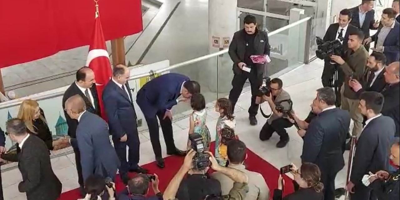 Bakan Kurum 7 Yaşındaki Zeliha’nın Elini Öpüp Harçlık Verdi