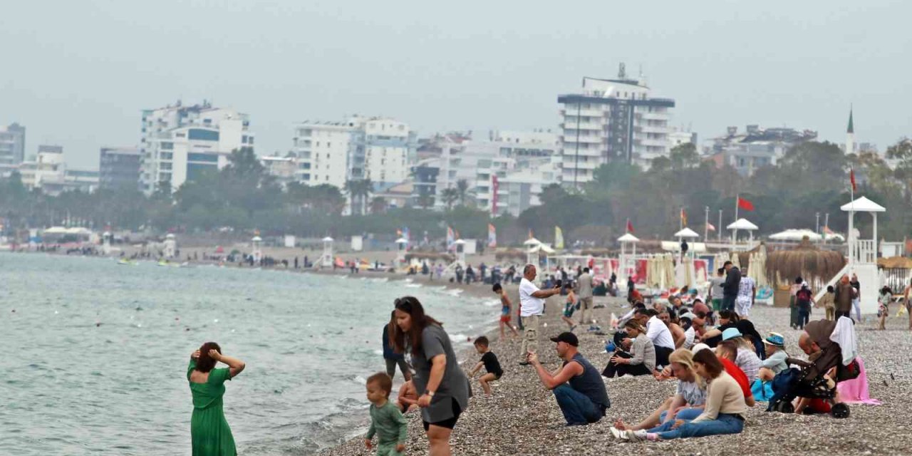Antalya’nın Dünyaca Ünlü Sahilinde Bayram Yoğunluğu