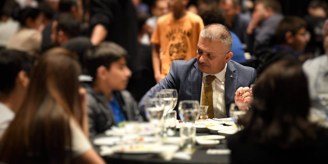 Antalya Protokolü Çocuklarla Kahvaltı Yapıp Yaşlıların Elini Öptü