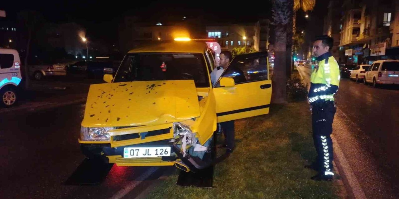 Kaza Yapıp Yaralanan Gençler Otomobili Bırakıp Kaçtı