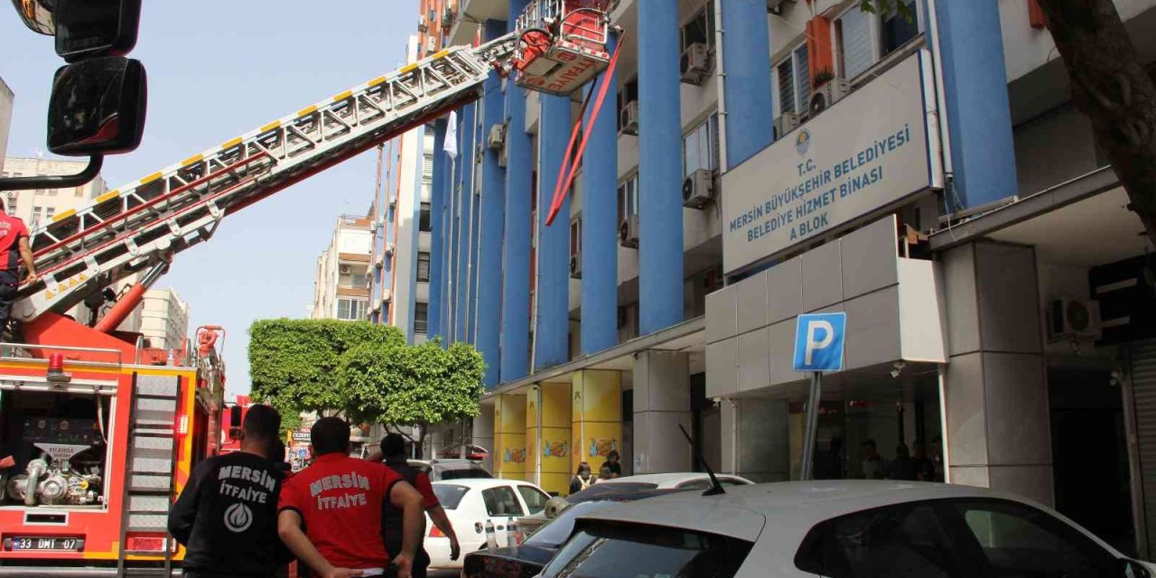 Mersin’de Belediye Binasında Çıkan Yangın Korkuttu