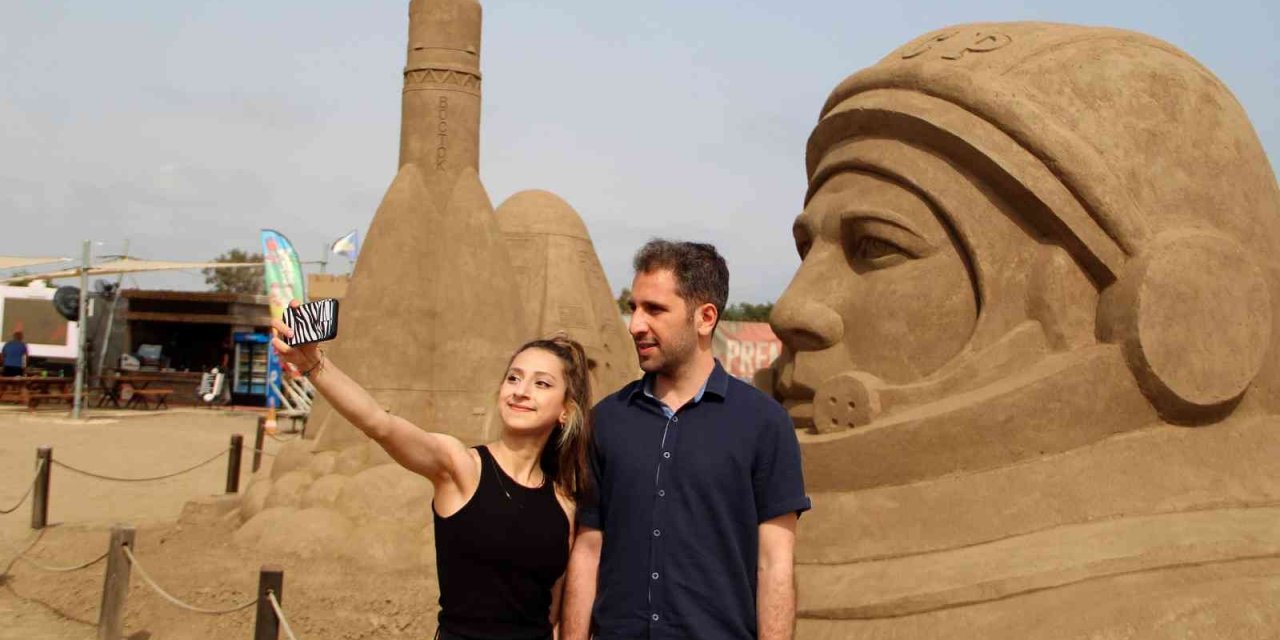 ’uzay Macerası’ Temalı Kum Heykellere Yoğun İlgi