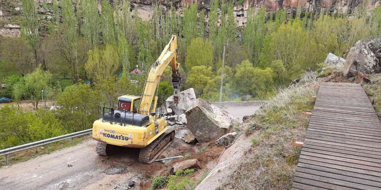 Sağanak Yağışla Düşen Kaya Parçaları Yolu Trafiğe Kapattı