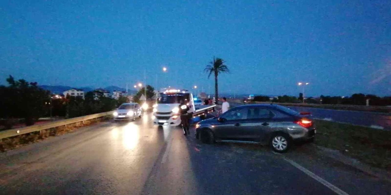 Arkadan Çarptığı Otomobil, Refüjden Atlayıp Karşı Şeride Geçti