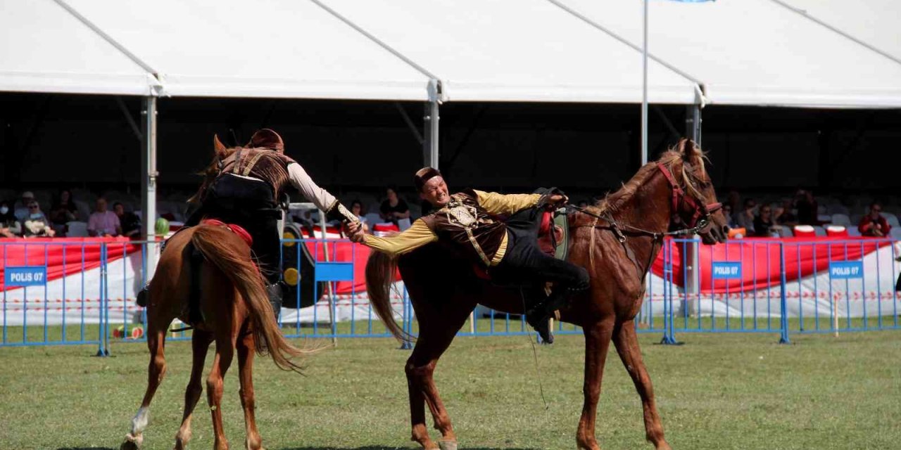 Antalya’da Yörük Türkmen Festivali’nde Atlı Görsel Şov