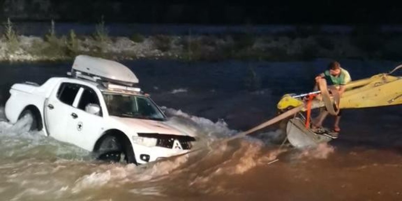 Dere Yatağından Geçmeye Çalışırken Suların Ortasında Kaldı