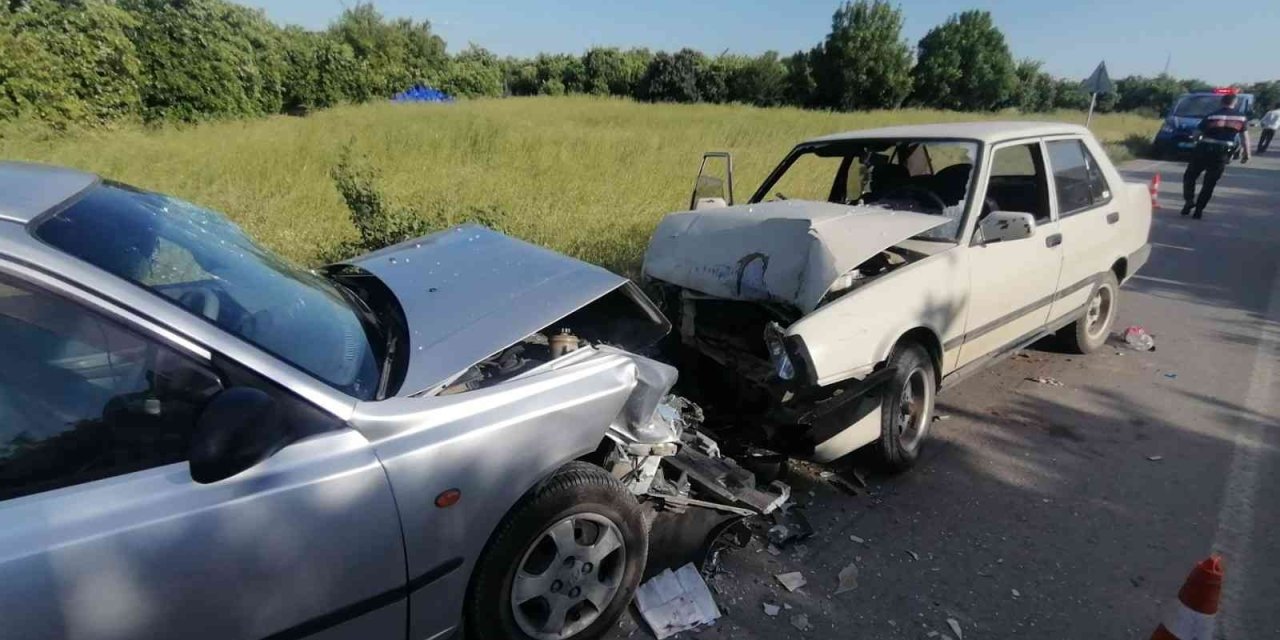 Otomobiller Kafa Kafaya Çarpıştı: 3 Yaralı