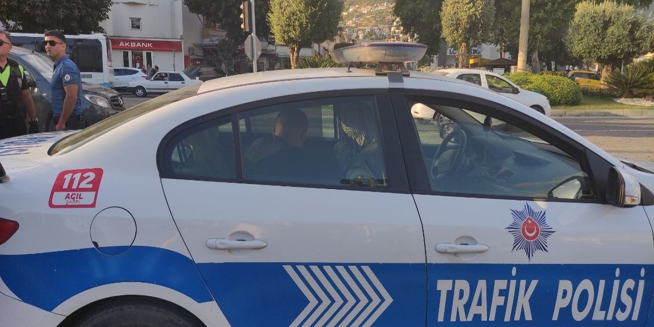 300 Tl’lik Kozmetik Ürününü Çalan Şüpheliyi Çalışanların Dikkati Yakalattı