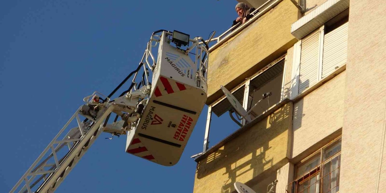 12’nci Kattan 11’inci Kata Düşen Kedinin Kurtarılmasını Film İzler Gibi İzlediler