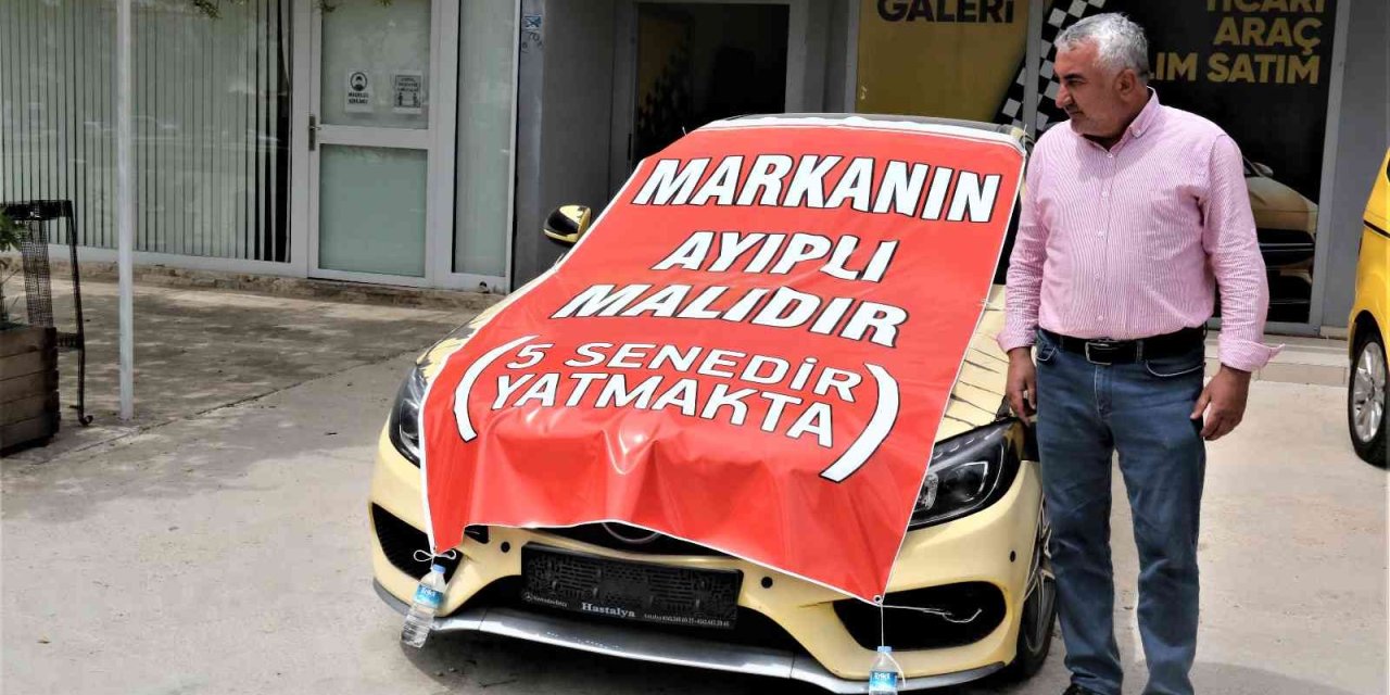 Aldığı Lüks Aracı İşyerinin Önüne Koyup, Üzerine “markanın Ayıplı Malıdır, 5 Yıldır Yatmakta” Yazdı
