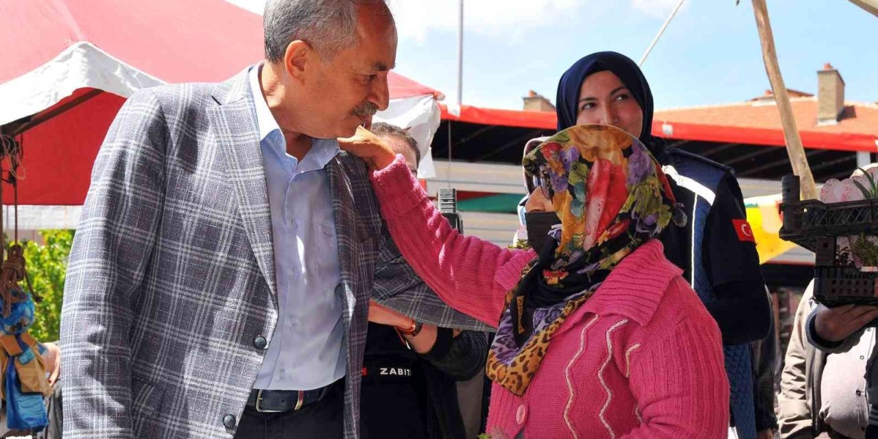 Başkan Akkaya’dan Annelere Çiçek