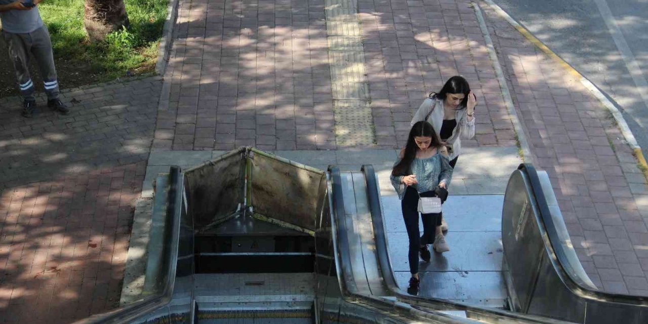 Demir Kapakları Çalınan Yürüyen Merdiven Vatandaşa Eziyet Oldu
