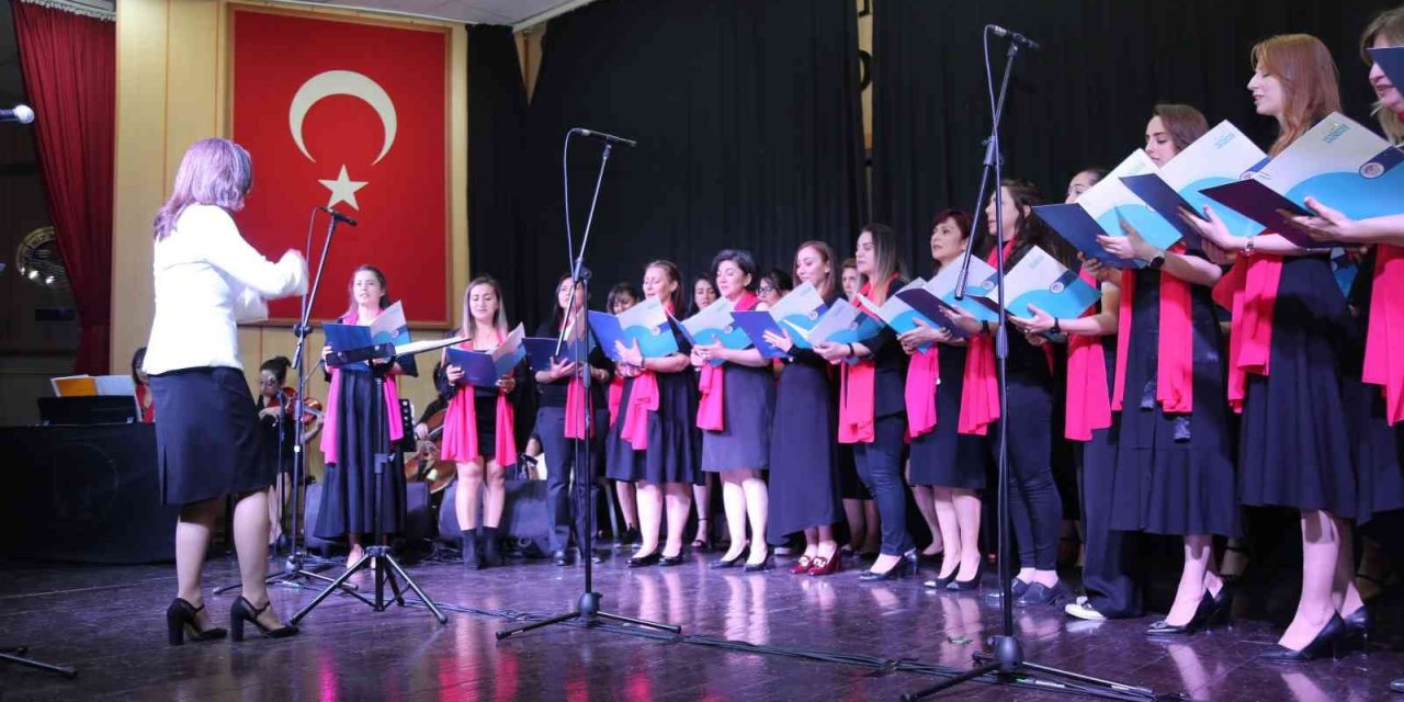 Akdeniz’in Kadınlar Korosu Sanatseverlerden Tam Not Aldı