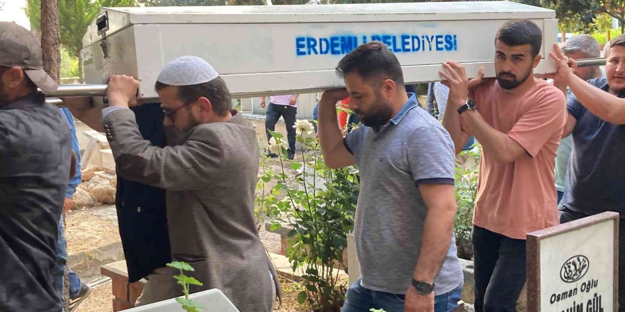 Telefonu Şarja Takarken Akıma Kapılan Genç Yaşamını Yitirdi