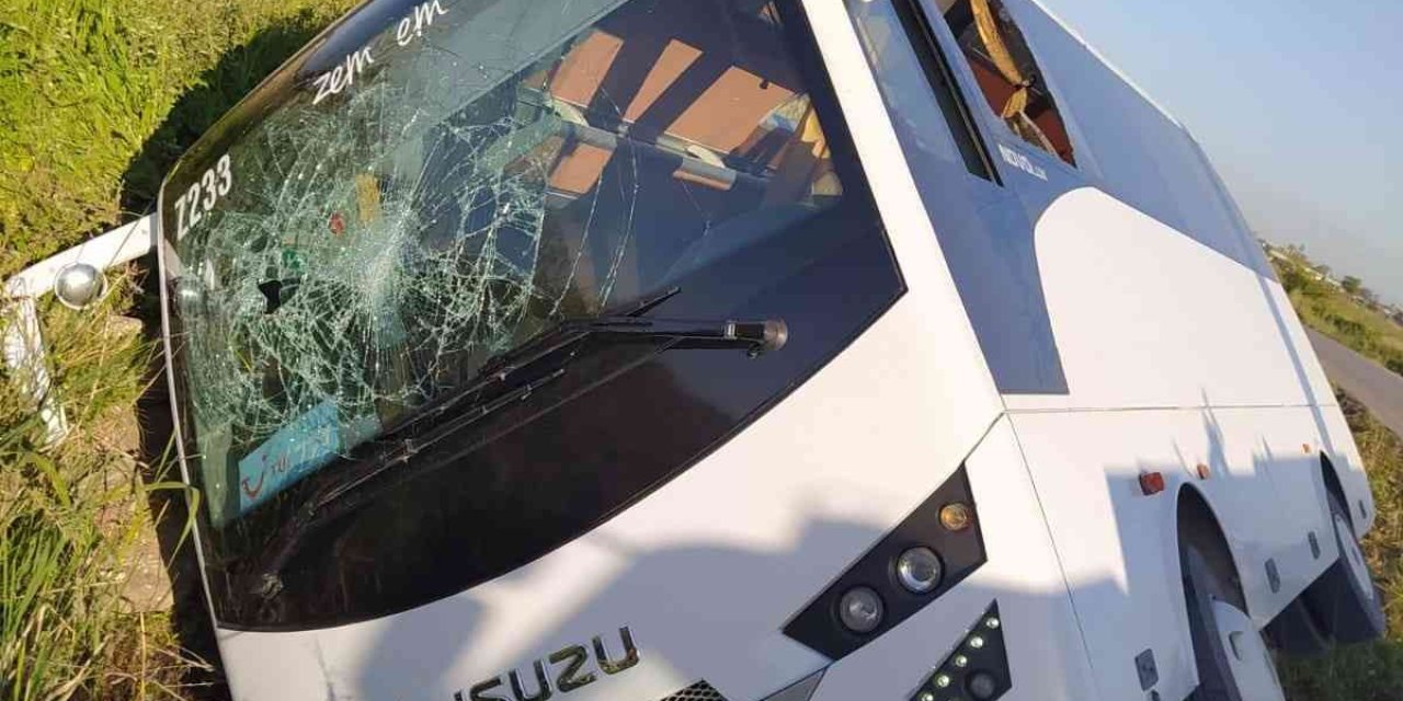 Yoldan Çıkan Midibüs Yan Yattı: 4 Yaralı