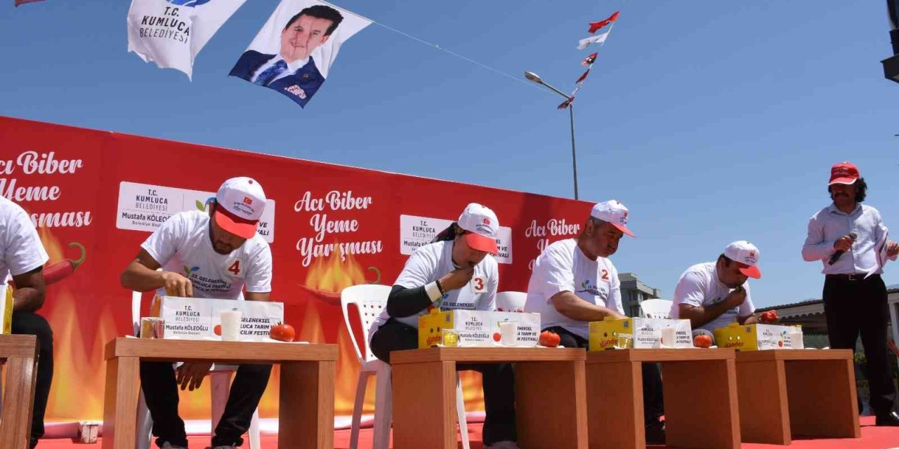 3 Dakikada En Çok Acı Biberi Yiyebilmek İçin Kıyasıya Yarıştılar