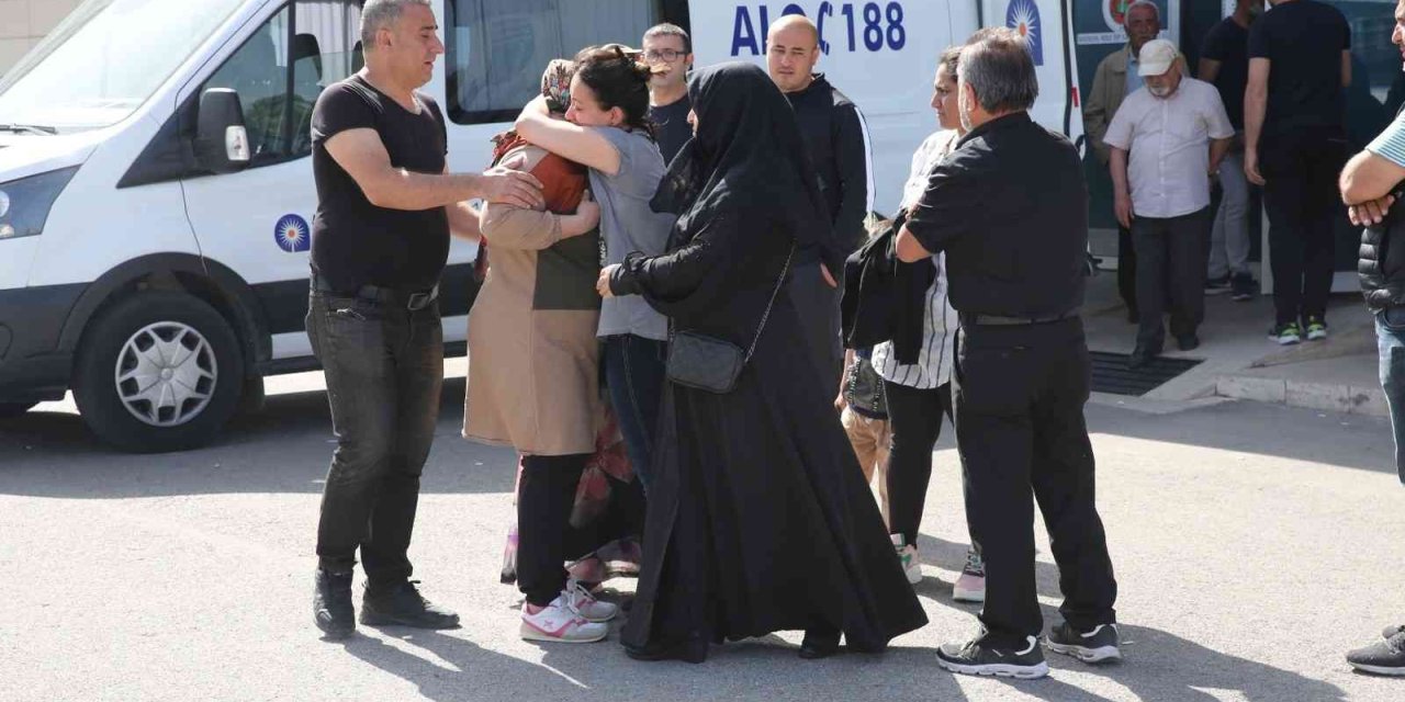 Gaz Sızıntısından Hayatını Kaybeden 2 İşçinin Cenazesi, Gözyaşları Arasında Morgdan Alındı