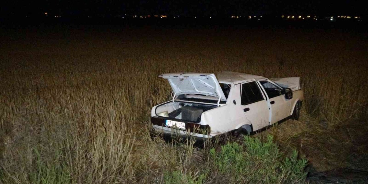 Alkollü Sürücünün Aracı Plastik Dubalara Çarpıp Tarlaya Uçtu: 2 Yaralı