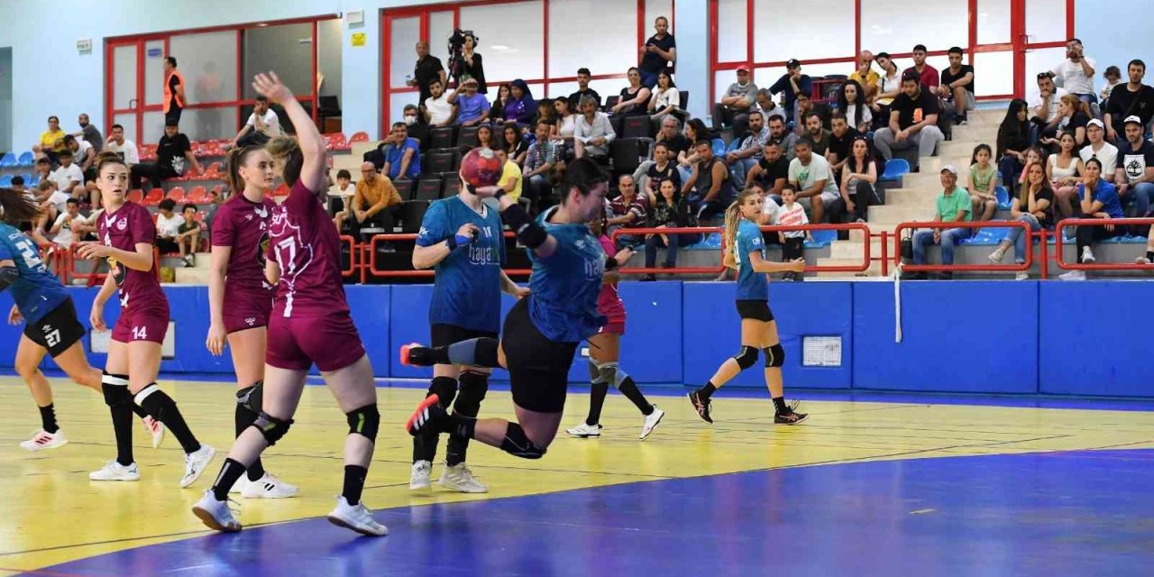 Mavi Kelebekler Evinde Rakip Tanımıyor