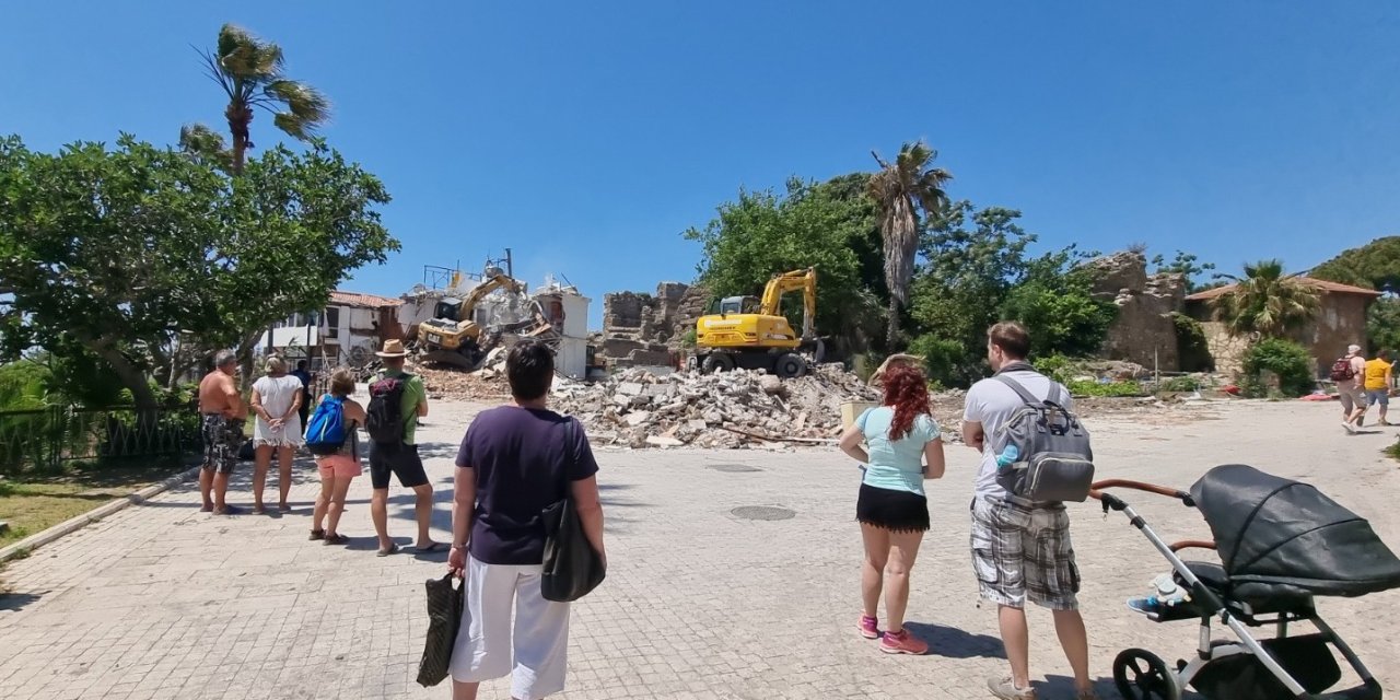 Side Antik Kenti Civarındaki Kaçak Yapılar Yıkılıyor